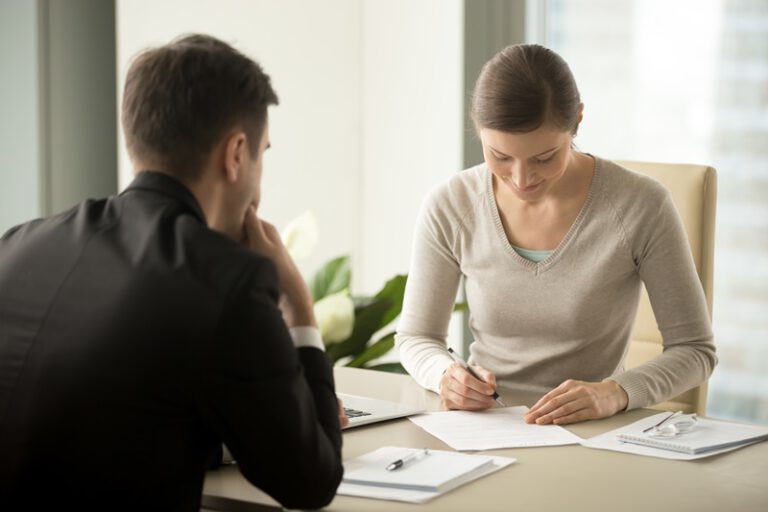 Kiedy umowa zlecenia może być uznana za umowę o pracę?